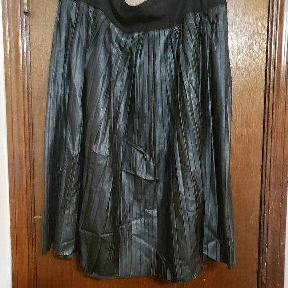 Melissa Mccarthy pleated pleather skirt size 3x - Picture 2 of 4